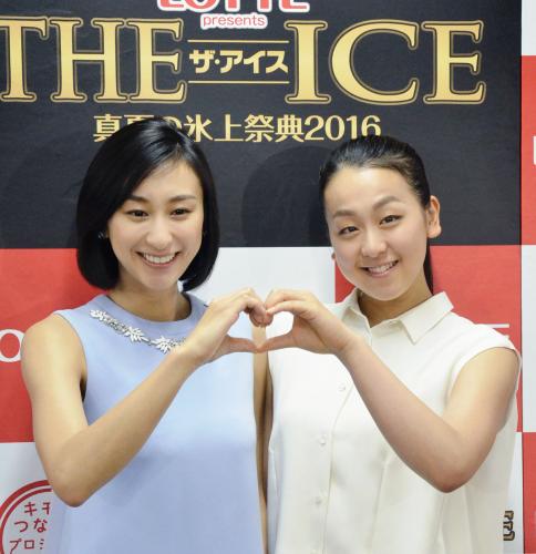 アイスショー「ザ・アイス」名古屋公演の記者会見で、ポーズをとる浅田真央（右）と姉の舞
