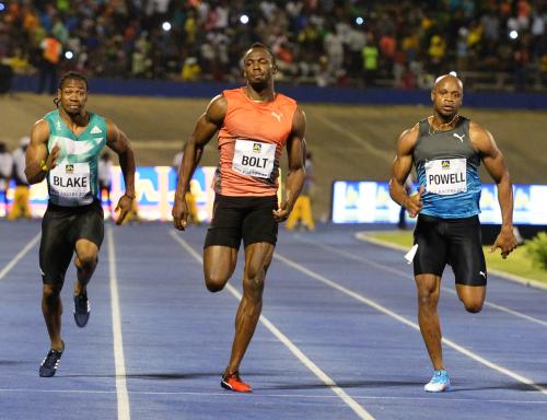 ジャマイカで行われた国際大会の陸上男子１００メートルで優勝したボルト（中央）。左はブレーク、右はパウエル（ＡＰ）