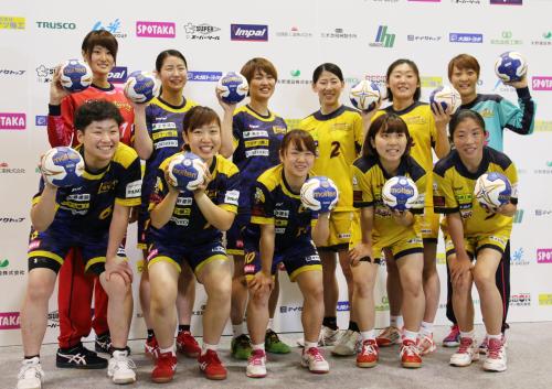 記者会見でポーズをとる、田中美音子（前列右端）らハンドボール女子の新チーム「大阪ラヴィッツ」の選手