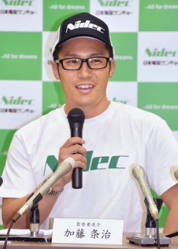 日本電産サンキョーの選手兼任監督に就任し、記者会見で抱負を語る加藤条治