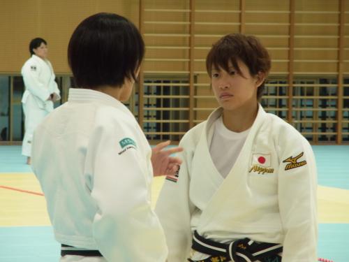 貝山仁美コーチ（左）と“ケンカ”する近藤亜美