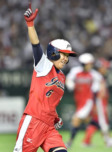 日米対抗第１戦の５回に２ランを放ち、ガッツポーズで一塁へ向かう日本・坂元