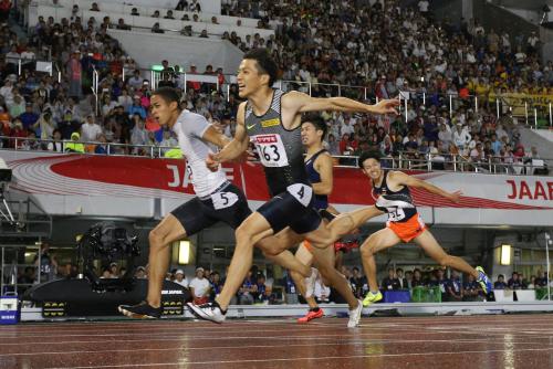 山県（同２人目）、と桐生（同３人目）を抑えて男子１００メートルで優勝したケンブリッジ飛鳥（左端）
