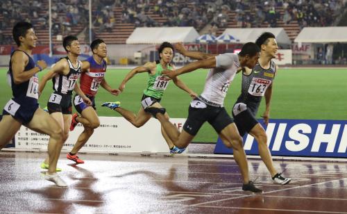 男子１００メートル決勝で山県（右端）、と桐生（左端）を抑えて優勝したケンブリッジ飛鳥（右から２人目）