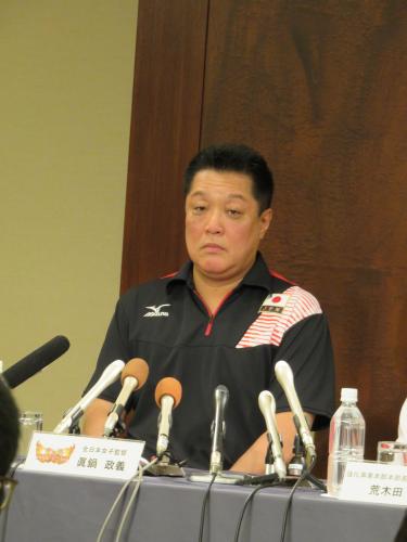 バレーボール女子のリオデジャネイロ五輪日本代表12選手を発表した真鍋政義監督