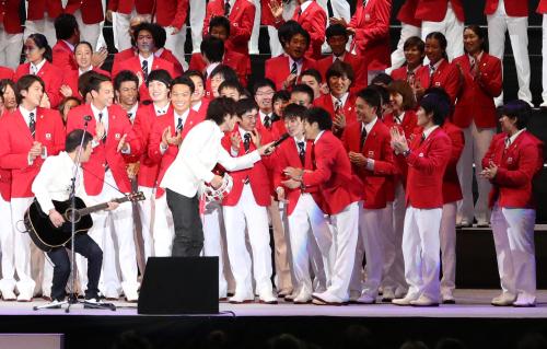 ゆずのライブで壇上に上がり、一緒に熱唱する体操代表・内村（中央）ら日本選手団