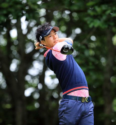 日本プロゴルフ選手権第２日、５番でティーショットを放つ石川遼