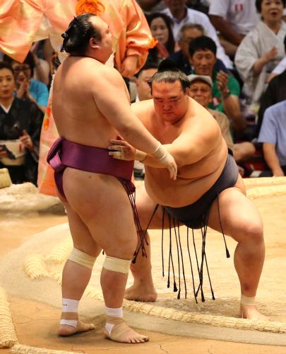 ＜大相撲名古屋場所３日目＞盤石の取り口で宝富士（左）を寄り切る稀勢の里