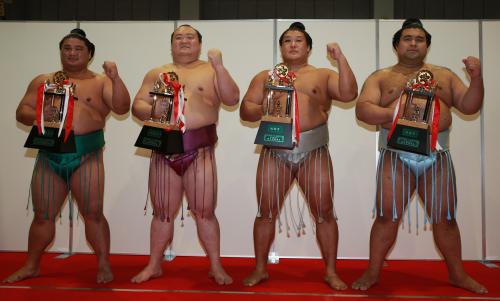三賞の（左から）殊勲賞の嘉風、敢闘賞の宝富士、貴ノ岩、技能賞の高安
