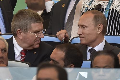 ロシアのプーチン大統領（右）と話すＩＯＣのバッハ会長（ＡＰ）