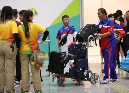 リオデジャネイロのガレオン国際空港に到着した、男子マラソンカンボジア代表の猫ひろし