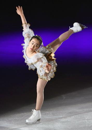 フィギュアスケートのアイスショー「ザ・アイス」大阪公演で、演技を披露する浅田真央
