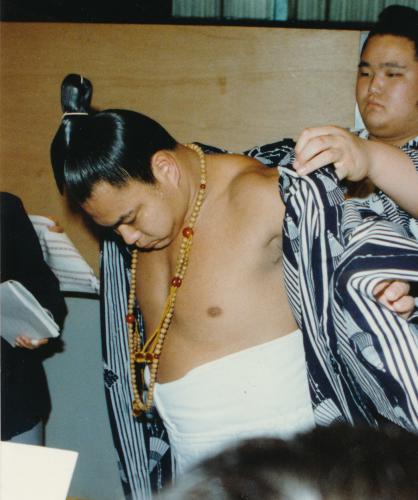 １９８９年名古屋場所３女を悼んで首に数珠をかける千代の富士