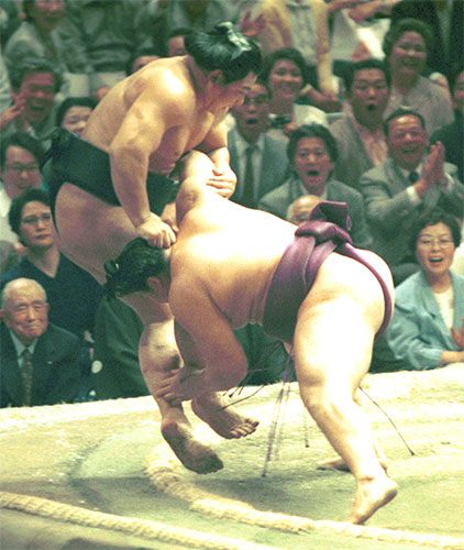 ９１年５月１２日、横綱・千代の富士（左）を寄り切りに破った貴花田