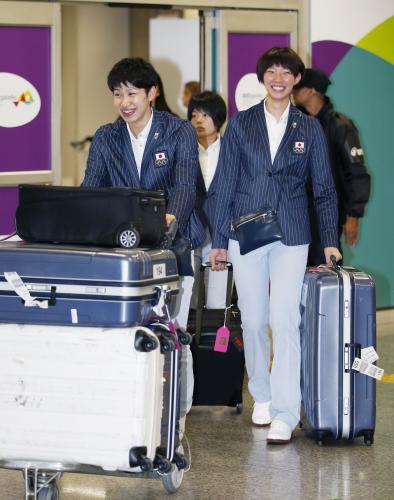 リオデジャネイロの国際空港に到着した、バレーボール女子日本代表の長岡望悠（左）と石井優希ら
