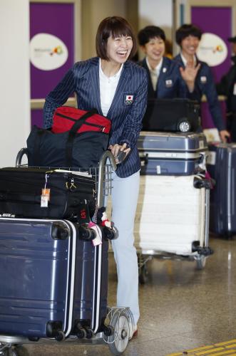 リオデジャネイロの国際空港に到着し、笑顔のバレーボール女子日本代表・木村沙織（左）ら