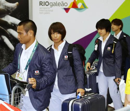 リオデジャネイロの国際空港に到着した、柔道日本代表の（左から）海老沼匡、松本薫、中村美里、近藤亜美
