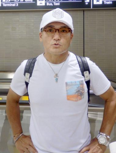 成田空港で取材に応じるゴルフ日本代表コーチを務める丸山茂樹氏