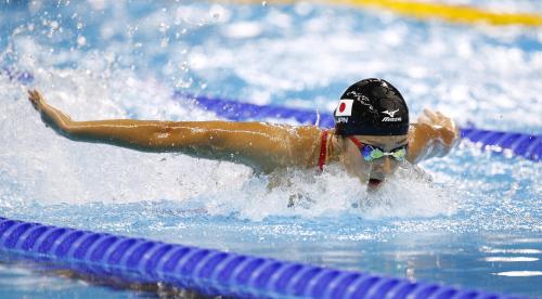 女子１００メートルバタフライ予選　力泳する池江璃花子