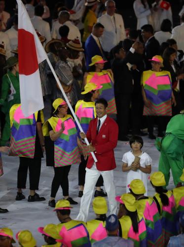 日本の旗手を務める右代