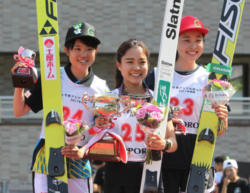表彰台で笑顔の（左から）２位・伊藤、優勝の高梨、３位・勢藤