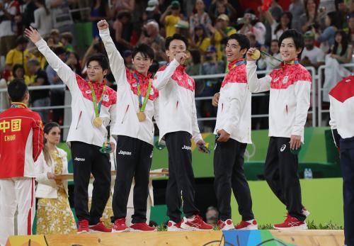 ＜体操・男子団体決勝＞表彰台でスタンドの声援にこたえる（左から）山室、内村、田中、白井、加藤