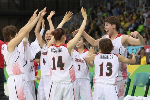 ＜日本・ブラジル＞勝利し、喜ぶ渡嘉敷（右端）ら日本チーム