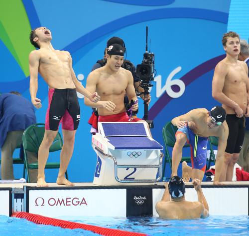 競泳男子８００メートル自由形リレーで銅メダルを決めた日本チーム。最終泳者・松田（下）と（左から）雄叫びを上げる萩野、小堀、江原