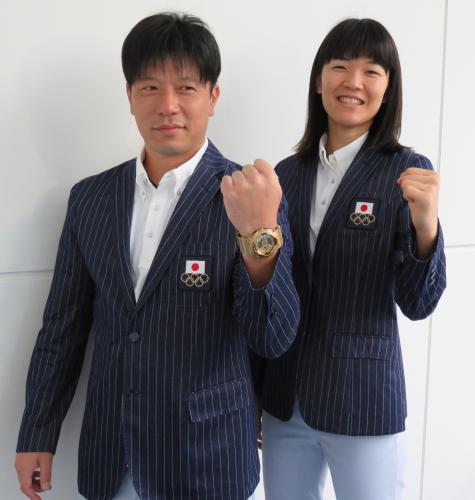 五輪に向けて意気込む浜田（右）と、金色の腕時計をはめて金メダルへの期待を寄せる古賀コーチ