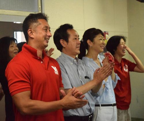 坂井の表彰式を見守る（左から）徳丸裕二コーチ、父・敏幸さん、母・尚子さん