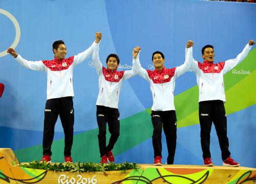 男子８００メートルリレー　銅メダル獲得で喜びを表現する４人（左から）萩野、江原、小堀、松田