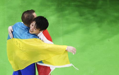 男子個人総合決勝で金メダルが確定し、銀メダルのウクライナのベルニャエフ（左）と抱き合う内村航平