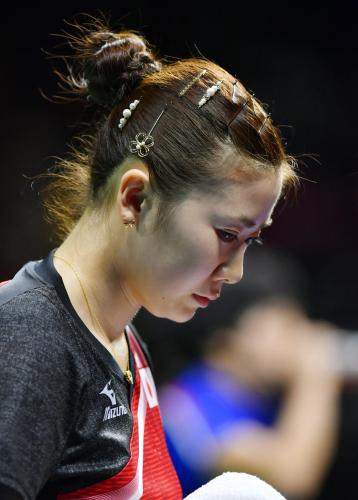 女子シングルス３位決定戦　北朝鮮選手にリードを許し、厳しい表情の福原愛