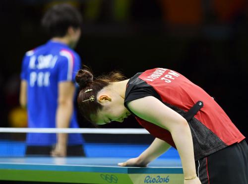 女子シングルス３位決定戦　北朝鮮のキム・ソンイにポイントを奪われ、がっくりと肩を落とす福原愛。１―４で敗れ４位に終わった