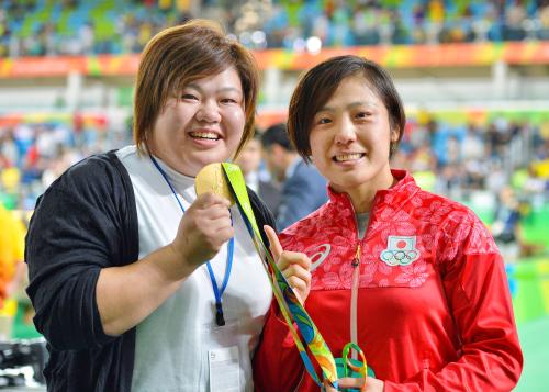 柔道女子70キロ級を制した田知本遥選手（右）の金メダルを手に笑顔の姉・愛さん