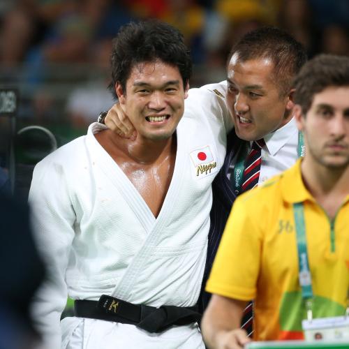 銅メダルを決めた羽賀（左）は鈴木コーチと笑顔で肩を組んで引きあげる