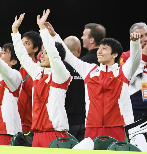 男子決勝を終え、手を振ってスタンドの声援に応える４位の棟朝銀河（右）と６位の伊藤正樹