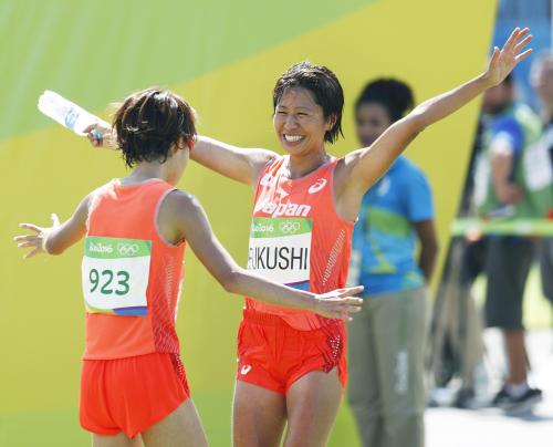 女子マラソンゴール後笑顔で健闘をたたえ合う田中智美（左）と福士加代子