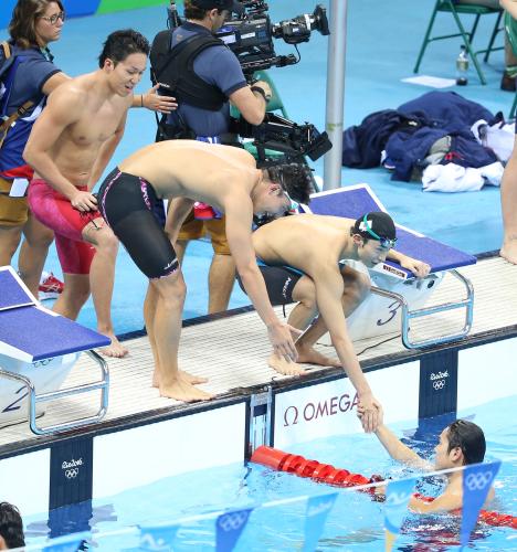 ＜リオ五輪　　競泳＞　４００ｍリレーを終えた（左から）小関、藤井、入江、中村の日本チームは５位