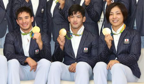 メダルを手に笑顔を見せる（左から）ベイカー茉秋、大野将平、田知本遥