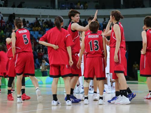 リオ五輪＜女子バスケ・準々決勝（日本・米国）＞試合を終え、タッチを交わす渡嘉敷（中央）ら日本代表