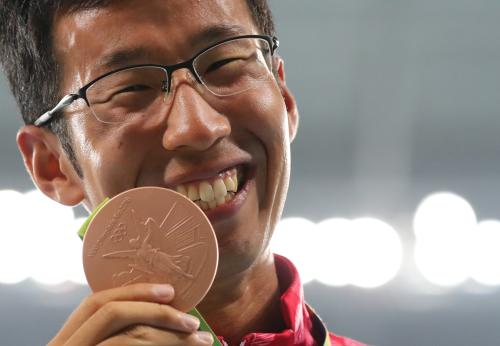 ＜男子５０キロ競歩＞銅メダルを手に満面の笑みを浮かべる荒井