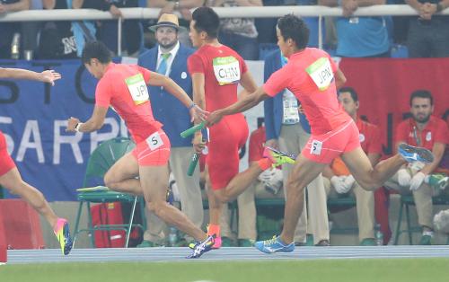 リオ五輪男子４００メートルリレーで第２走者・飯塚（右）から第３走者・桐生（左）へのバトン