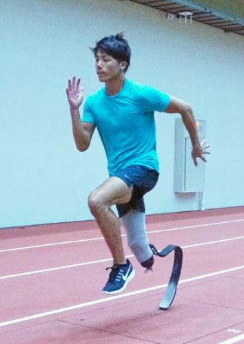 Ｘｉｂｏｒｇの義足をつけて練習するパラリンピック陸上男子代表の佐藤圭太