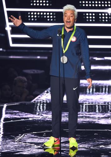 ＭＴＶビデオ・ミュージック・アワード司会のジミー・ファロンは競泳選手のロクテに扮してステージに登場　（ＡＰ）