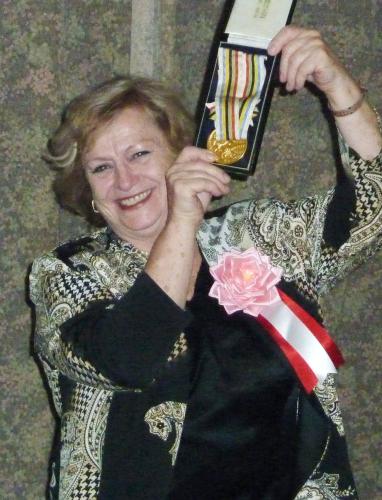 東京五輪で獲得した金メダルを披露するベラ・チャスラフスカさん＝２０１１年１０月、東京都渋谷区の岸記念体育会館