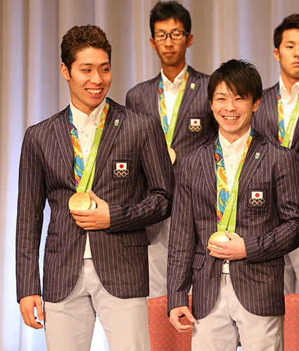 ８月、リオ五輪日本代表選手団帰国時会見で笑顔で話をする萩野公介（前列左）と内村航平