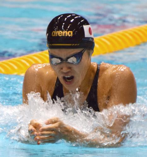 女子２００メートル平泳ぎで短水路日本新記録をマークし優勝した金藤理絵