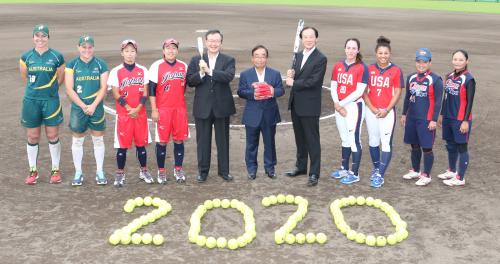 東京２０２０年大会　野球・ソフトボール復活セレモニーで記念撮影を行う河野美里（左から３人目）ら