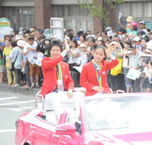 地元でのパレードに参加した水谷（左）と伊藤